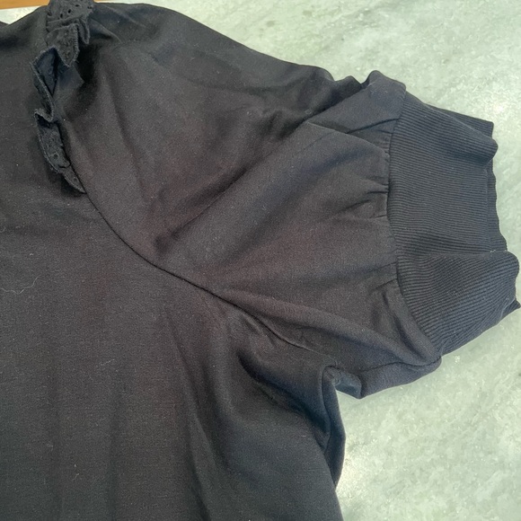 Adorable Torrid short sleeve Top! - Picture 2 of 3